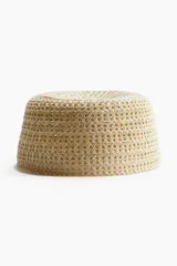 Sombrero tipo pillbox de paja de papel trenzada con diseño texturizado en tono natural.