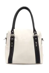 Cartera de mano de cuero con diseño bicolor en blanco y negro. Cuenta con doble asa superior, cierres verticales decorativos en el frente y logo de la marca grabado.
