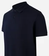 Remera polo de corte comfort, confeccionada en algodón peruano de alta calidad. Presenta cuello clásico con tapeta de botones y mangas cortas. Diseño liso y texturizado, ideal para un look casual y fresco.