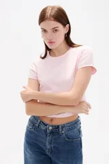 Top cropped de cuello redondo y manga corta, con ajuste al cuerpo.