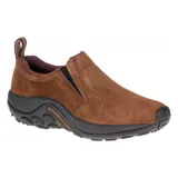Zapatillas tipo slip-on Merrell modelo Jungle Moc, confeccionadas en gamuza marrón con paneles elásticos laterales para un calce fácil. Presentan una suela de goma negra con tecnología Air Cushion en el talón para mayor amortiguación y estabilidad.