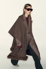 Pañuelo rectangular de color marrón, confeccionado en hilatura con lana, con detalle de aplicación de pelo sintético en los extremos.