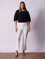 Pantalón blanco cropped de crepe elastizado marca Hope & Harlow, con apliques de botones metálicos en la parte delantera.