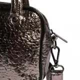 Bolso de mano Adidas Adicolor tamaño XS, con acabado metalizado texturizado y logo del trébol en el frente. Incluye doble asa superior y correa ajustable extraíble.