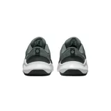 Championes Nike modelo Legend Essential 3, color negro con suela blanca y logo Swoosh en blanco. Diseño de malla transpirable con refuerzos laterales, ideal para entrenamiento.