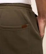 Pantalón de corte recto confeccionado en tejido de algodón y poliéster, con cintura elástica ajustable mediante lazo y bolsillos laterales.