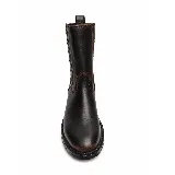 Bota de caña media confeccionada en cuero vacuno con efecto desgastado. Presenta elásticos laterales para un calce cómodo, taco de madera y suela de caucho.