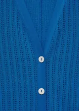 Vestido midi de crochet color azul, con escote en pico, manga corta y cierre frontal con botones blancos. Presenta un diseño recto y tejido de punto calado.