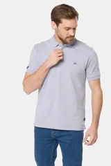 Remera polo azul con cuello en rib y botones personalizados.