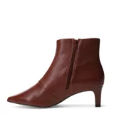 Bota de caña baja marca Bottero, color marrón, con taco fino y punta fina.