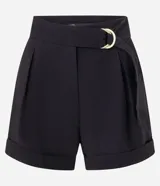 Short negro de sastrería de cintura alta, con pliegues frontales, bolsillos laterales y bajo con vuelta.