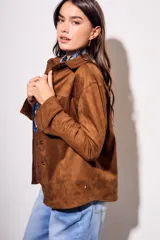 Camisa marrón de gamuza vegana, corte entallado, manga larga y cuello camisero.