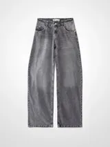 Jean de tiro bajo con corte wide leg, confeccionado en denim de color gris lavado con efecto desgastado.