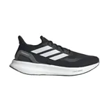 Championes de running adidas Pureboost 5, color negro con detalles en blanco y gris. Presentan una parte superior de malla técnica transpirable, mediasuela con tecnología Light Boost para mayor retorno de energía y refuerzo en el talón con la inscripción Pureboost.