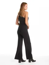 Pantalón palazzo de tiro alto confeccionado en tejido con acabado brillante tipo lurex, con pretina ancha elastizada y corte amplio.