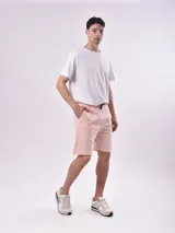 Bermuda de algodón color rosado, con cintura elástica, cordón de ajuste y bolsillos laterales.