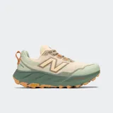 Championes New Balance modelo Hierro V9 para trail running, en tonos beige, verde menta y verde oscuro, con detalles en naranja. Cuentan con entresuela Fresh Foam X y suela Vibram Megagrip.
