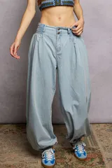 Pantalón ancho de jean claro, confeccionado en algodón, con cintura fruncida y puños elásticos.
