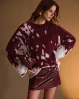 Sweater de textura suave tipo peluche con diseño degradé en tonos vino y rosa, de calce relajado y mangas amplias.