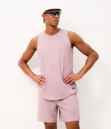 Bermuda deportiva Get Over para hombre, color negro, confeccionada en tejido tecnológico de poliéster con elastano. Presenta cintura elástica con cordón ajustable y bolsillos laterales con cierre.