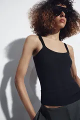 Musculosa de punto rib color gris oscuro, de corte slim fit con escote redondo y tirantes finos.