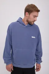 Canguro azul con capucha, manga larga, fit oversize y logo pequeño estampado en el pecho.