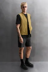 Sandalia deportiva negra con aberturas laterales para ventilación, puntera reforzada, ajuste con cordones y suela de goma.