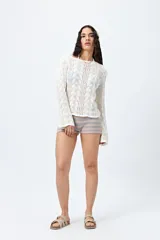 Short tejido a rayas horizontales en tonos beige y gris, con cintura ancha elastizada.