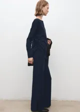 Pantalón azul marino de tiro medio, corte recto y holgado con aberturas laterales en el bajo.