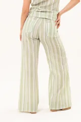 Pantalón de tiro medio y pierna amplia con diseño de rayas en tonos verdes, blancos y tostados. Cuenta con bolsillos y pasacintos.