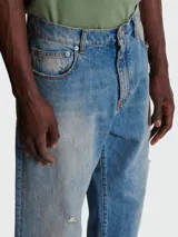 Pantalón de jean Balmain de corte holgado, color azul con efecto desgastado.