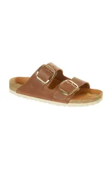 Sandalias Birkenstock Arizona Big Buckle, color marrón, con dos correas de cuero nobuck ajustables con hebillas grandes doradas.