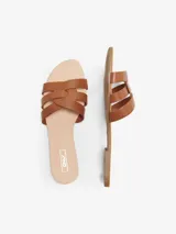 Sandalias planas Only de efecto cuero color marrón, con diseño de tiras cruzadas en el empeine, punta almendra y suela de caucho termoplástico.