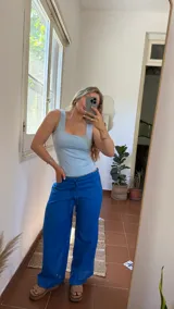 Pantalón azul de lino con pretina elastizada.