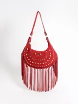 Cartera estilo hobo de cuero color rojo, con diseño semilunar, decoración de tachas metálicas plateadas y flecos largos colgantes en la parte inferior. Cuenta con correa ajustable para el hombro y forro interior con bolsillo.