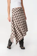 Falda midi de corte asimétrico con diseño de rayas horizontales en blanco y negro. Confeccionada en tejido satinado con caída fluida.