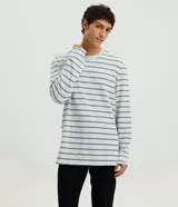 Conjunto de pijama masculino compuesto por una remera de manga larga con estampado de rayas horizontales y un pantalón largo de corte recto con cintura elástica.