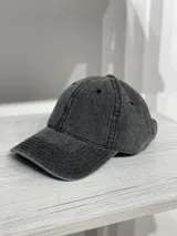 Gorra de visera color rosa.