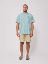 Remera negra de algodón con corte oversize y estampado frontal pequeño en blanco con el texto "Rusty Manira".