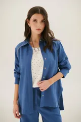Sobrecamisa azul de lino con mangas largas y cuello camisero.