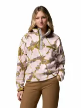 Polar de felpa suave y mullida Columbia modelo Helvetia Snap Fleece, con estampado abstracto en tonos rosado, marrón y verde oliva. Cuenta con cuello alto con solapa de botones a presión, un bolsillo con cierre en el pecho y puños elásticos.