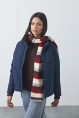 Bufanda de tejido de punto con diseño de rayas horizontales en tonos bordó, marrón, gris y crema.