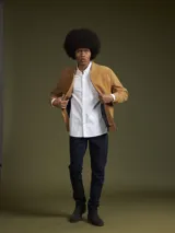 Campera bomber color camel de gamuza, con cierre frontal y bolsillos laterales.