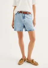 Short de jean azul de tiro alto con bolsillos delanteros y traseros.