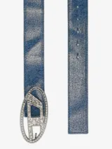 Cinturón Diesel con base de mezclilla azul y hebilla plateada con logo D cubierto de strass.