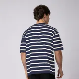 Remera tejida de manga corta en hilado 100% algodón, con diseño de rayas horizontales en color marrón y blanco, cuello redondo y calce relaxed.