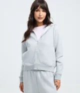 Campera con capucha de felpa en color gris melange, con cierre frontal de cremallera, cordón ajustable, bolsillos funcionales y puños elastizados.