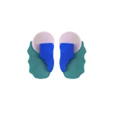 Par de aros colgantes con diseño abstracto en forma de silueta femenina, con círculos fucsia en la parte superior, siluetas color cobre con glitter en el centro y formas irregulares color lila en la parte inferior.