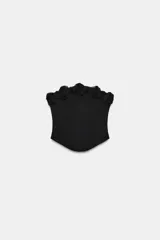 Top corsetero negro de escote recto y hombros descubiertos, con varillas interiores y detalle de aplicaciones de flores de tela en el borde superior. Cuenta con cierre lateral con cremallera oculta.