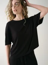 Remera gris melange de manga corta con tejido rib y corte holgado.